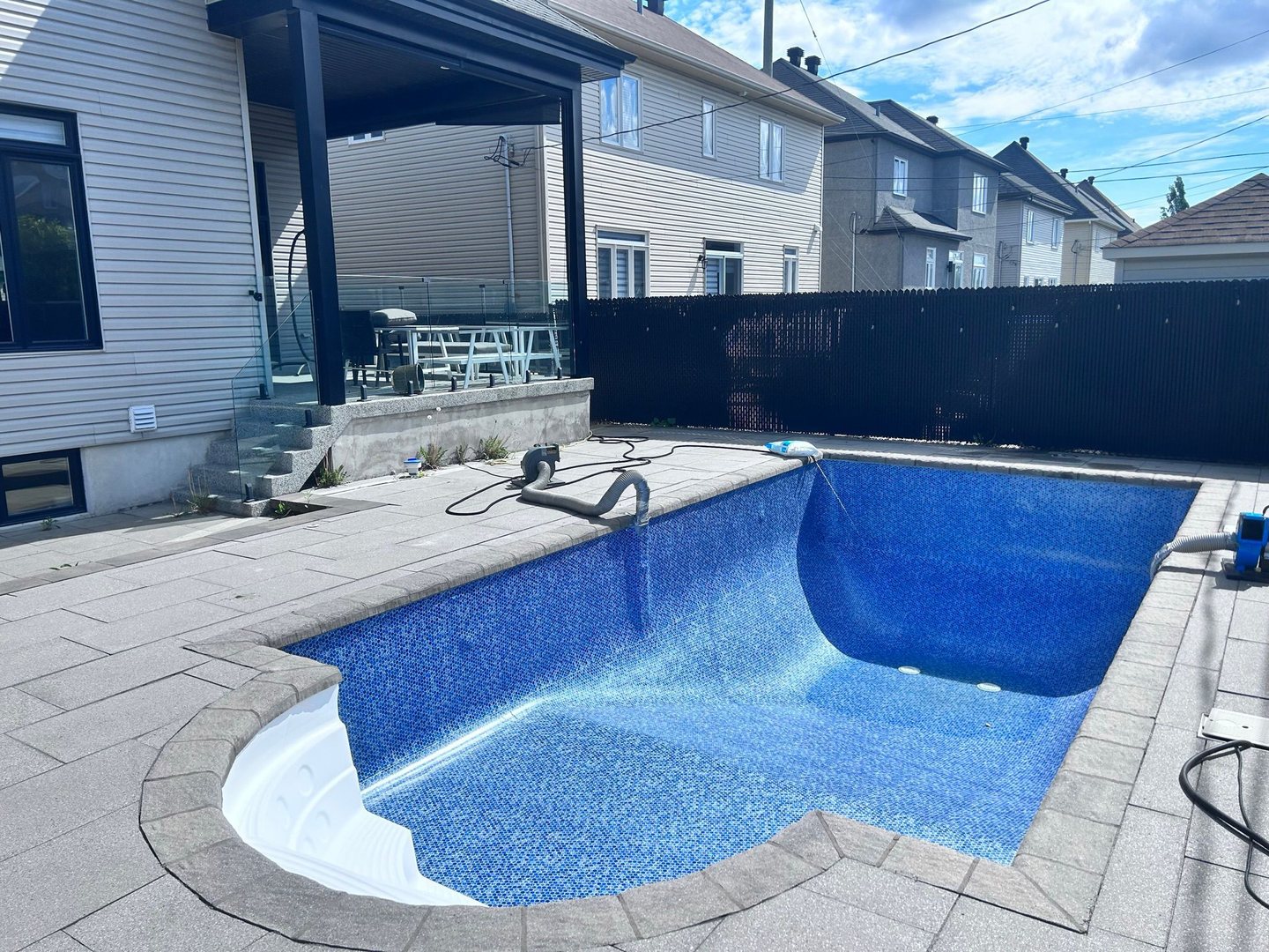 Piscine creusée à Laval, secteur Fabreville, après remplacement de toile
