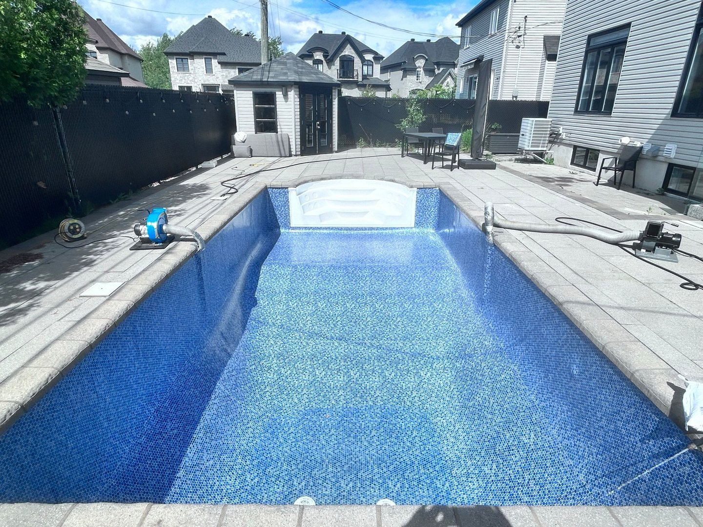 Piscine creusée à Blainville, sur la Rive-Nord, après remplacement de toile