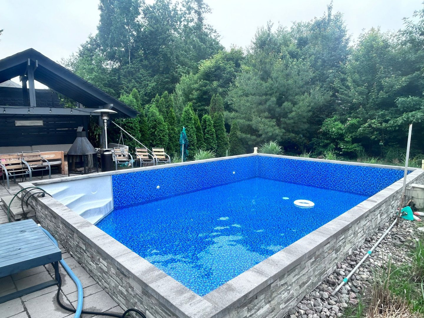 Piscine creusée à Laval, secteur Laval-sur-le-Lac, après remplacement de toile