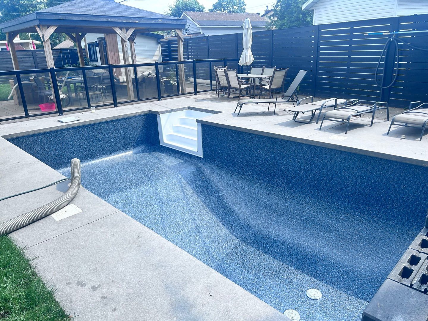 Piscine creusée à Rosemère, sur la Rive-Nord, après remplacement de toile