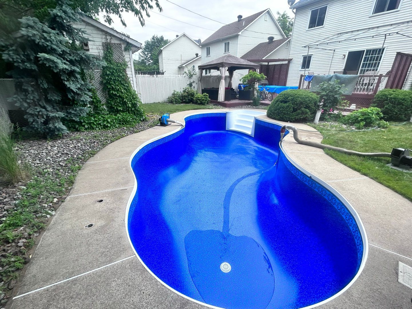 Piscine creusée à Laval, secteur Vimont, après remplacement de toile