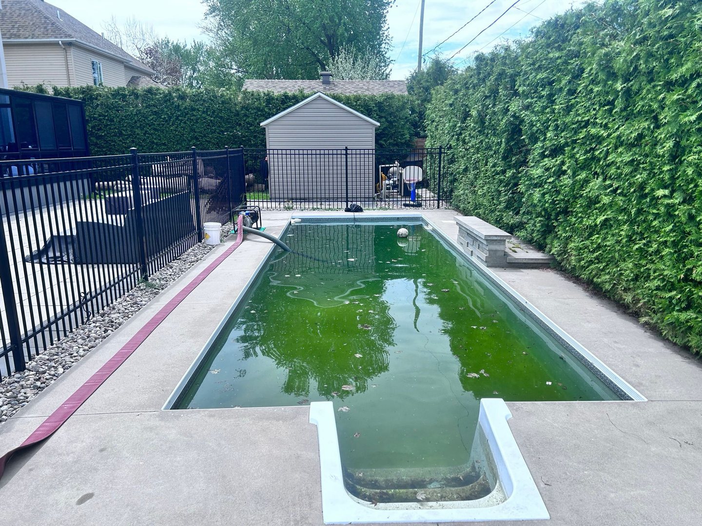 Piscine creusée à Laval, secteur Sainte-Rose, avant remplacement de toile