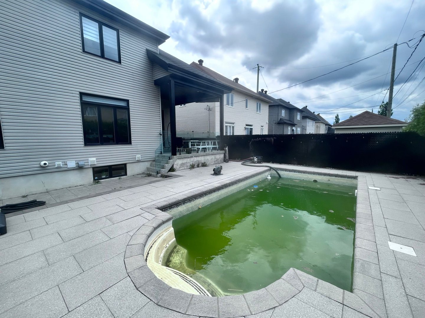 Piscine creusée à Laval, secteur Fabreville, avant remplacement de toile