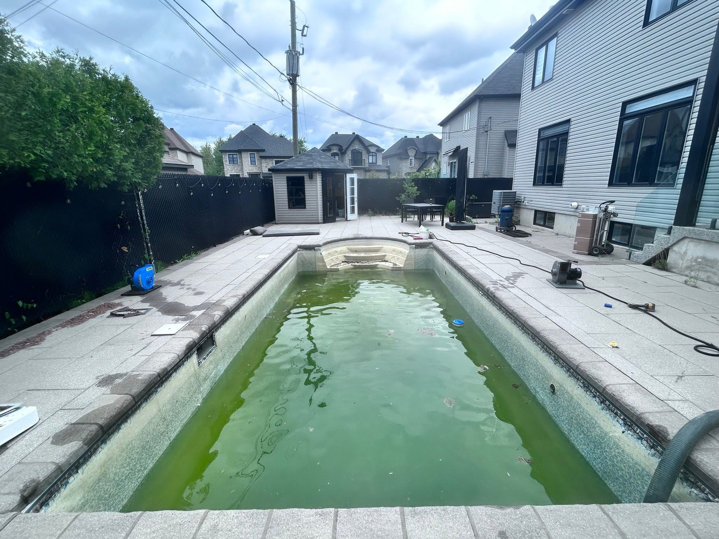 Piscine creusée à Blainville, sur la Rive-Nord, avant remplacement de toile
