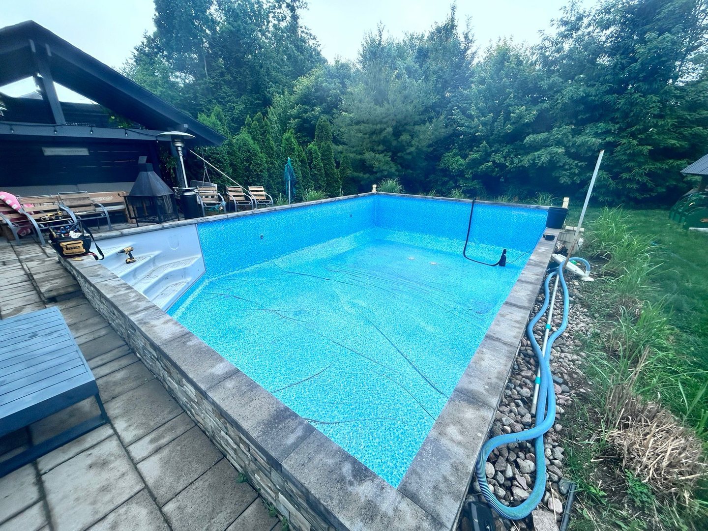 Piscine creusée à Laval, secteur Laval-sur-le-Lac, avant remplacement de toile