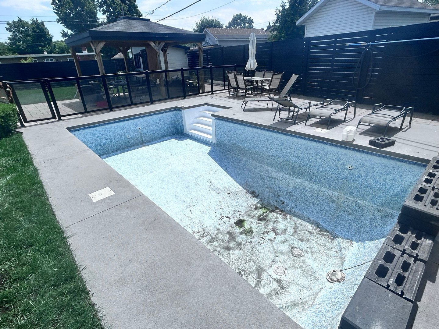 Piscine creusée à Rosemère, sur la Rive-Nord, avant remplacement de toile