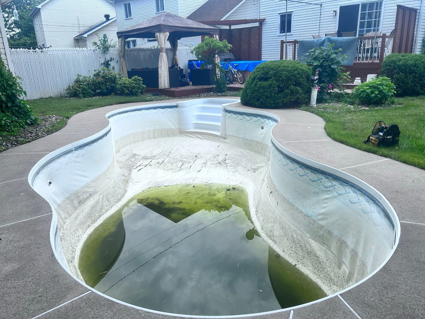 Piscine creusée à Laval, secteur Vimont, avant remplacement de toile
