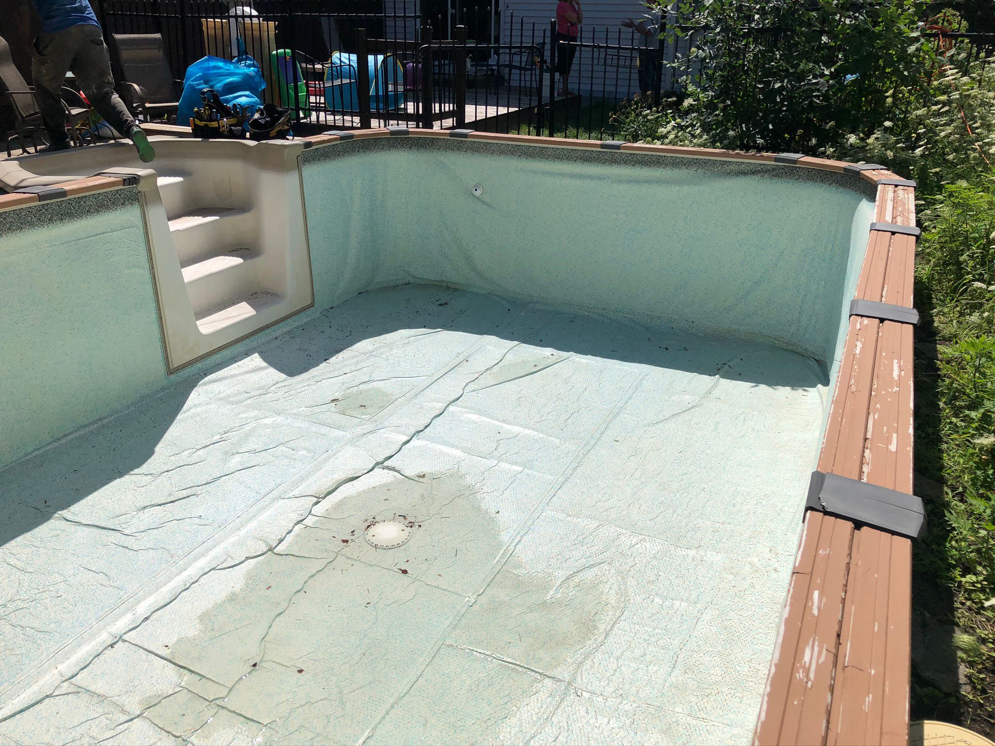 Avant d'une rénovation de piscine à Laval